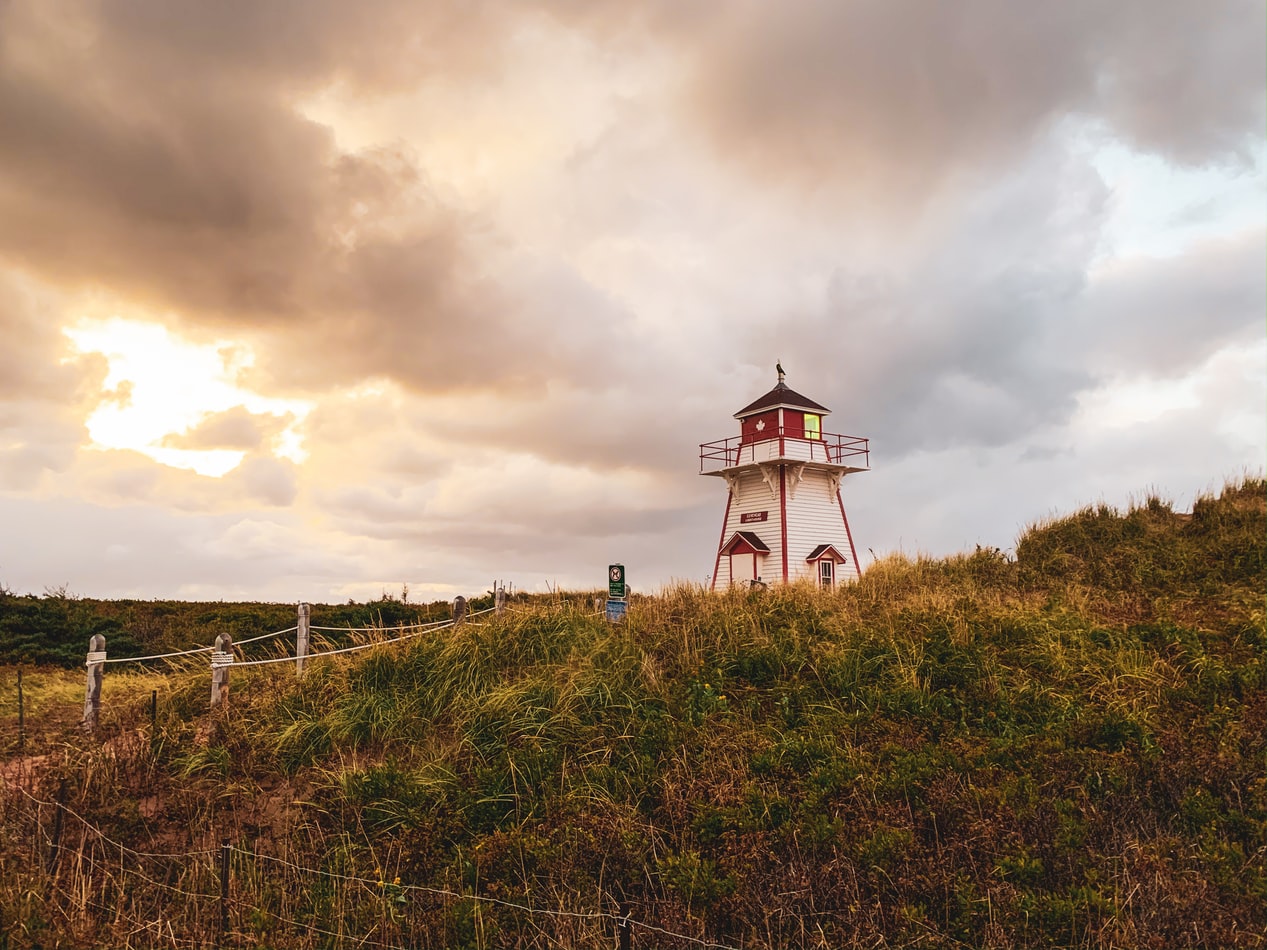 Phare rouge et blanc sur l'Île-du-Prince-Édouard.